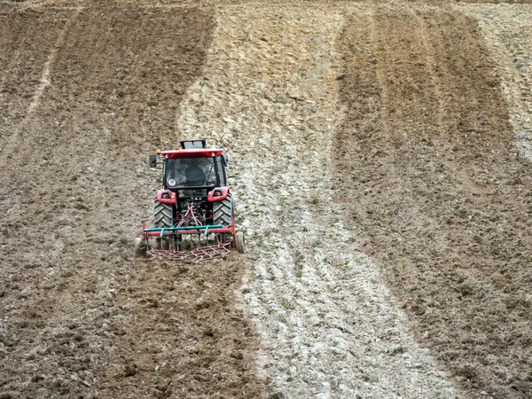 Aerial View Farm Tractor Harrowing Arable Field — Stok fotoğraf