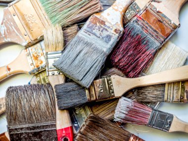 Yukarıdan çekilen kullanılmış ve kurumuş boya fırçaları yığını