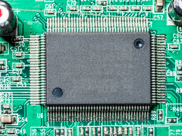 Yukarıdan Çekilen Pcb Panosuna Yerleştirilmiş Mikroçipin Kapatılması — Stok fotoğraf