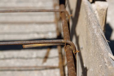 Çelik destek parmaklıklarının olduğu eve yakın.