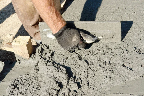 Trabalhador Construção Espalhando Mistura Concreto Fundação Casa — Fotografia de Stock