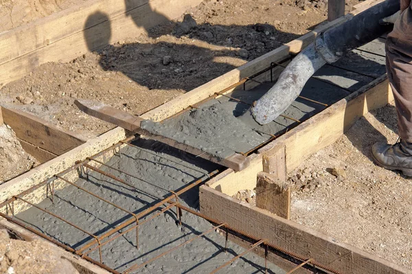 Bauarbeiter Füllt Hausfundament Mit Betonmischung Stockfoto