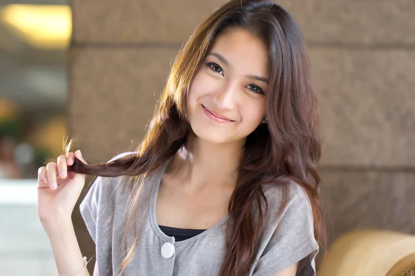 Porträtt vacker asiatisk tjej — Stockfoto