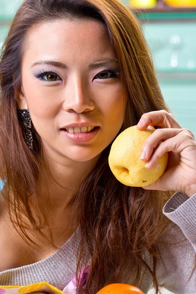 Close up mulher segurando frutas — Fotografia de Stock