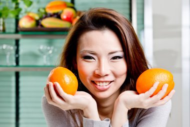 Materail yapmak için ona yiyecek hazırlama kadın kapatmak