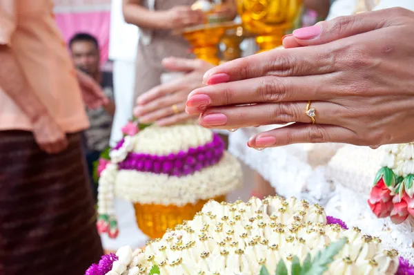 Свадьба в культурном Таиланде на во время дать святой воды, которые pare — стоковое фото
