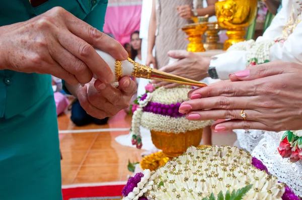 Casamento da Tailândia Cultural em durante dar água benta que sobra — Fotografia de Stock