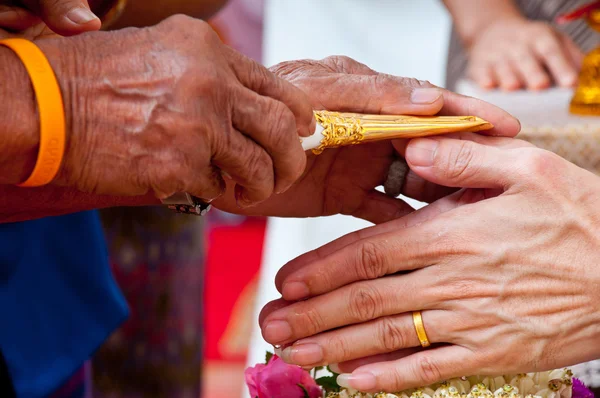 Hochzeit des kulturellen Thailand auf während geben Weihwasser, das bereiten — Stockfoto