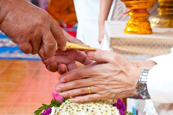 Casamento da Tailândia Cultural em durante dar água benta que sobra — Fotografia de Stock