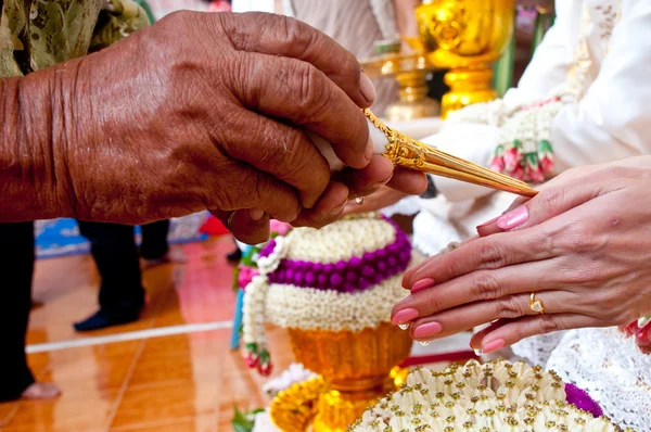 Casamento da Tailândia Cultural em durante dar água benta que sobra — Fotografia de Stock