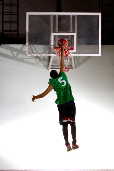 Giocatore di basket si preparano a sparare palla — Foto Stock