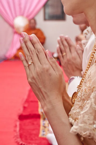 Cultural of Thailand wedding ceremony with bride and groom hand — Stock Photo, Image