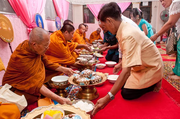 SINGBURI THAILAND -MARCH 23: Prerent of Man and Women go — Stock Photo, Image