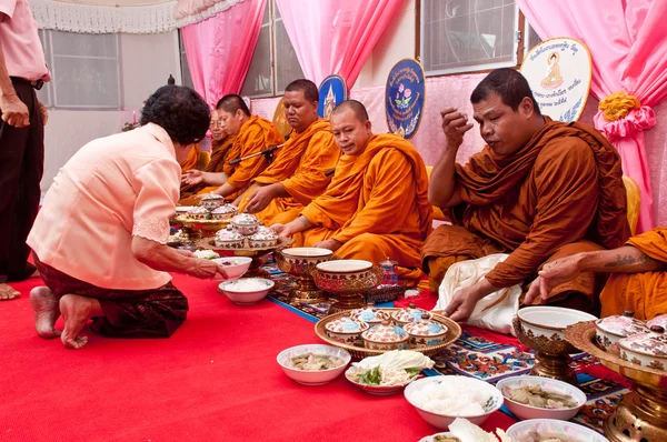 Singburi thailand -märz 23: Männer und Frauen gehen — Stockfoto