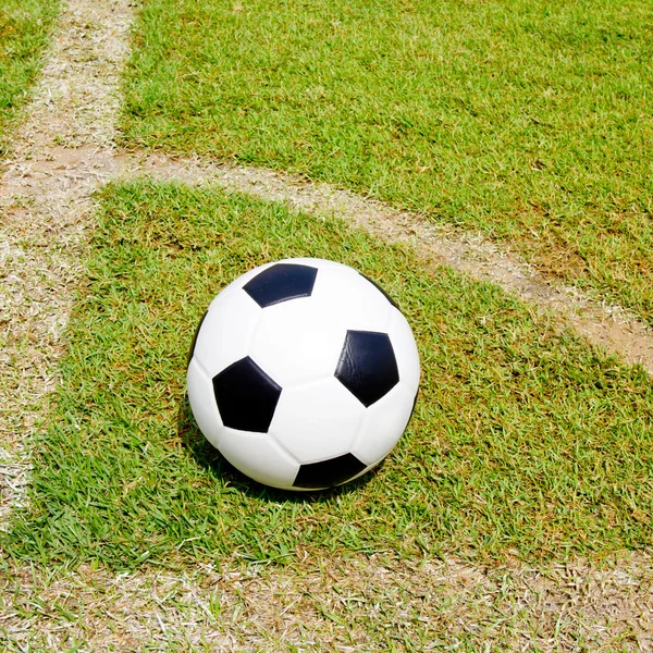 Bola de futebol no gol — Fotografia de Stock