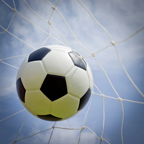 Fotboll bollen i målet — Stockfoto