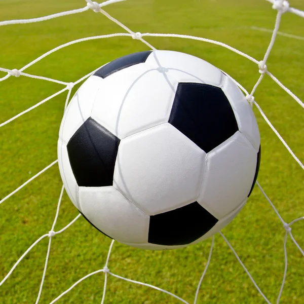 Pallone da calcio in porta — Foto Stock