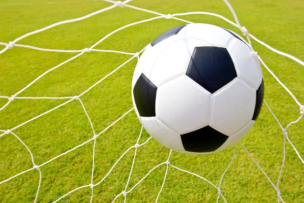 Fotboll bollen i målet — Stockfoto