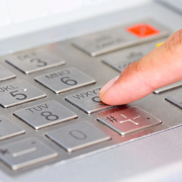 Geldautomat schließen, um Geld abzuheben — Stockfoto