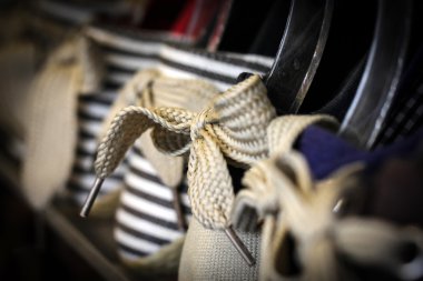 kız ayakkabı kadar çok yakın