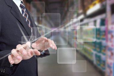 düğmeye dokunarak işadamı