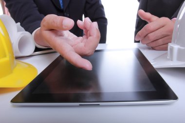 iki mühendis insanlar tartışıyor