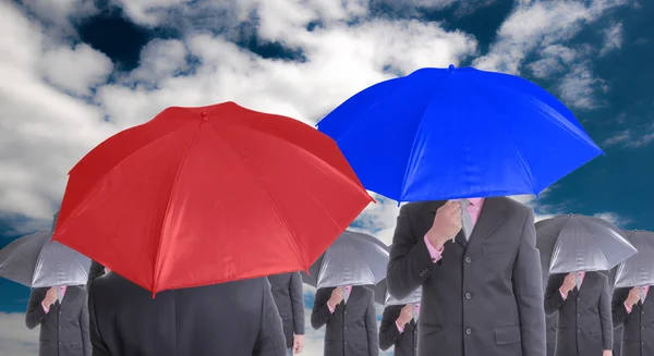 Paraguas rojo y azul líder mirada y competencia juntos — Foto de Stock