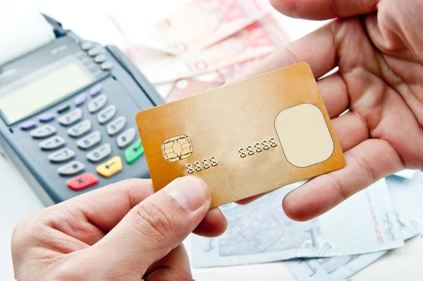 Cierre Máquina de pago encendida durante el uso de tarjeta de crédito — Foto de Stock
