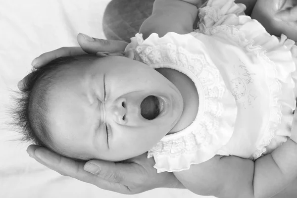 Asiatique bébé bâillement sur papa mains — Photo