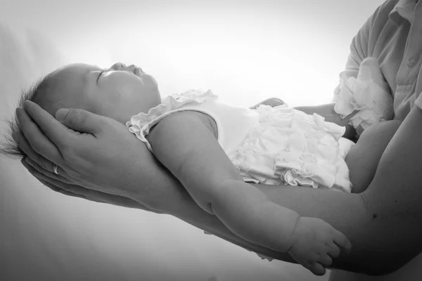 Sleepping Azji dziecko na rękach taty — Zdjęcie stockowe
