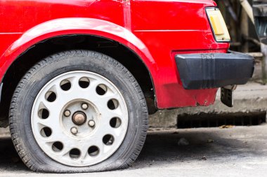 Lastik üzerinde yol bekleyen yukarıya kapatmak