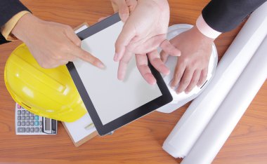 mühendis tartışmak ve onun iş için hazırlık mevcut