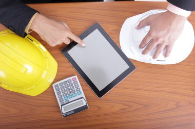 mühendis tartışmak ve onun iş için hazırlık mevcut