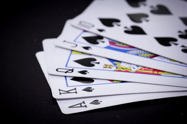 Cărți de poker cu fundal negru — Fotografie, imagine de stoc