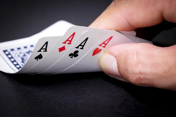 Hand openen om te zien van poker ACE 's — Stockfoto