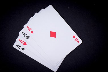 siyah arka plan ile poker kartları