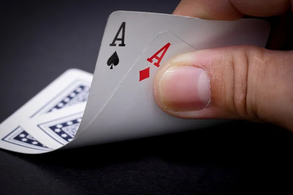 Hand openen om te zien van poker azen paar — Stockfoto
