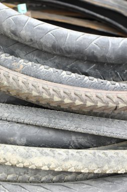 yığın motosiklet lastikleri