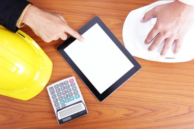 mühendis tartışmak ve onun iş için hazırlık mevcut