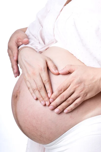 Vackra gravid med sin make används hand rört torso — Stockfoto