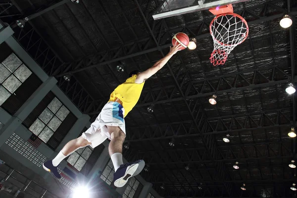 Basketball player layup for score — Stock Photo, Image