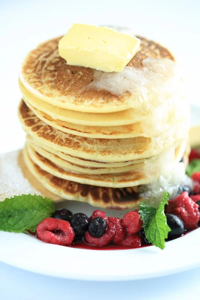 Gemischte Beerenpfannkuchen — Stockfoto