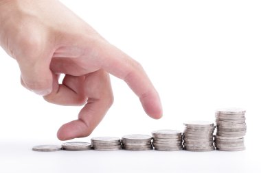 parmak yığın paranın üstüne git