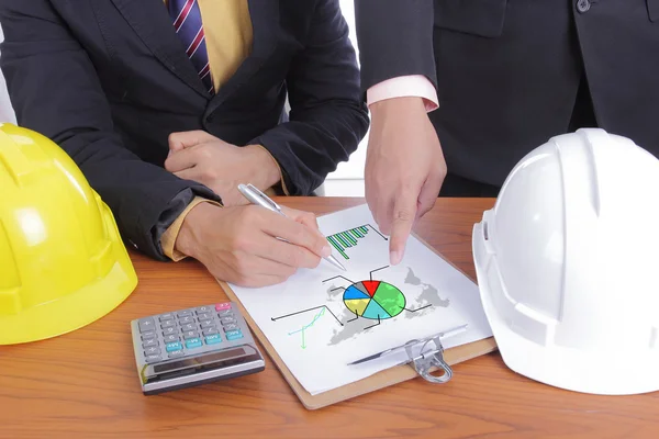 Ingeniero discutir y presentar su trabajo para preparar —  Fotos de Stock