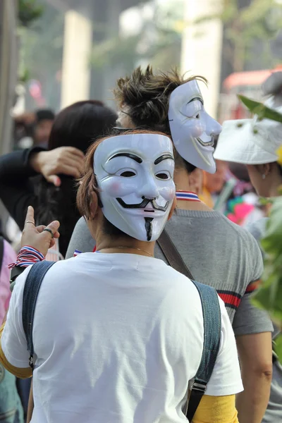 BANGKOK - DEC 9: Molti manifestanti mascherati hanno camminato per l'anti governare — Foto Stock