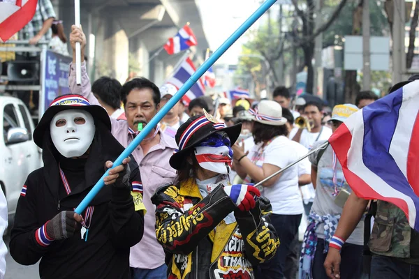 BANGKOK - DEC 9: Muitos manifestantes mascarados caminharam por anti-governo — Fotografia de Stock