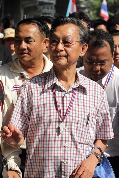 BANGKOK - DEC 9: Chuan Leekpai walked for anti government corru — Stock Photo, Image