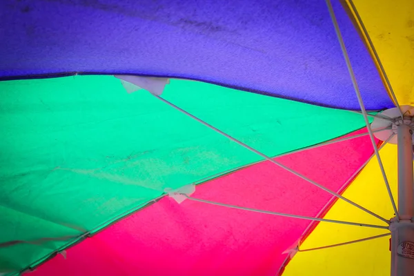 Birden çok renkli şemsiye kapatmak — Stok fotoğraf