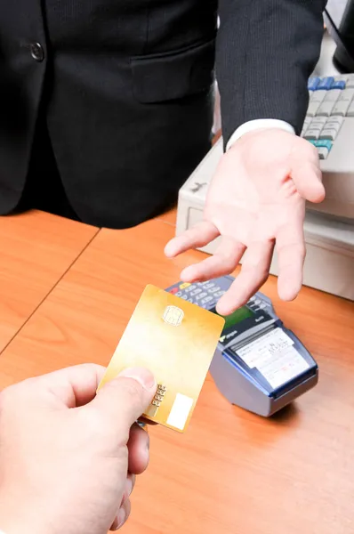 işadamı kredi kartı ödemek için bir şey vermek