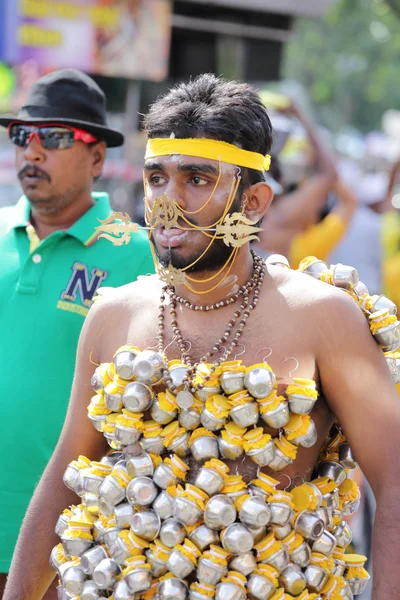 PENANG, Malasia - 17 DE ENERO: Un devoto indio se prepara para celebrar —  Fotos de Stock